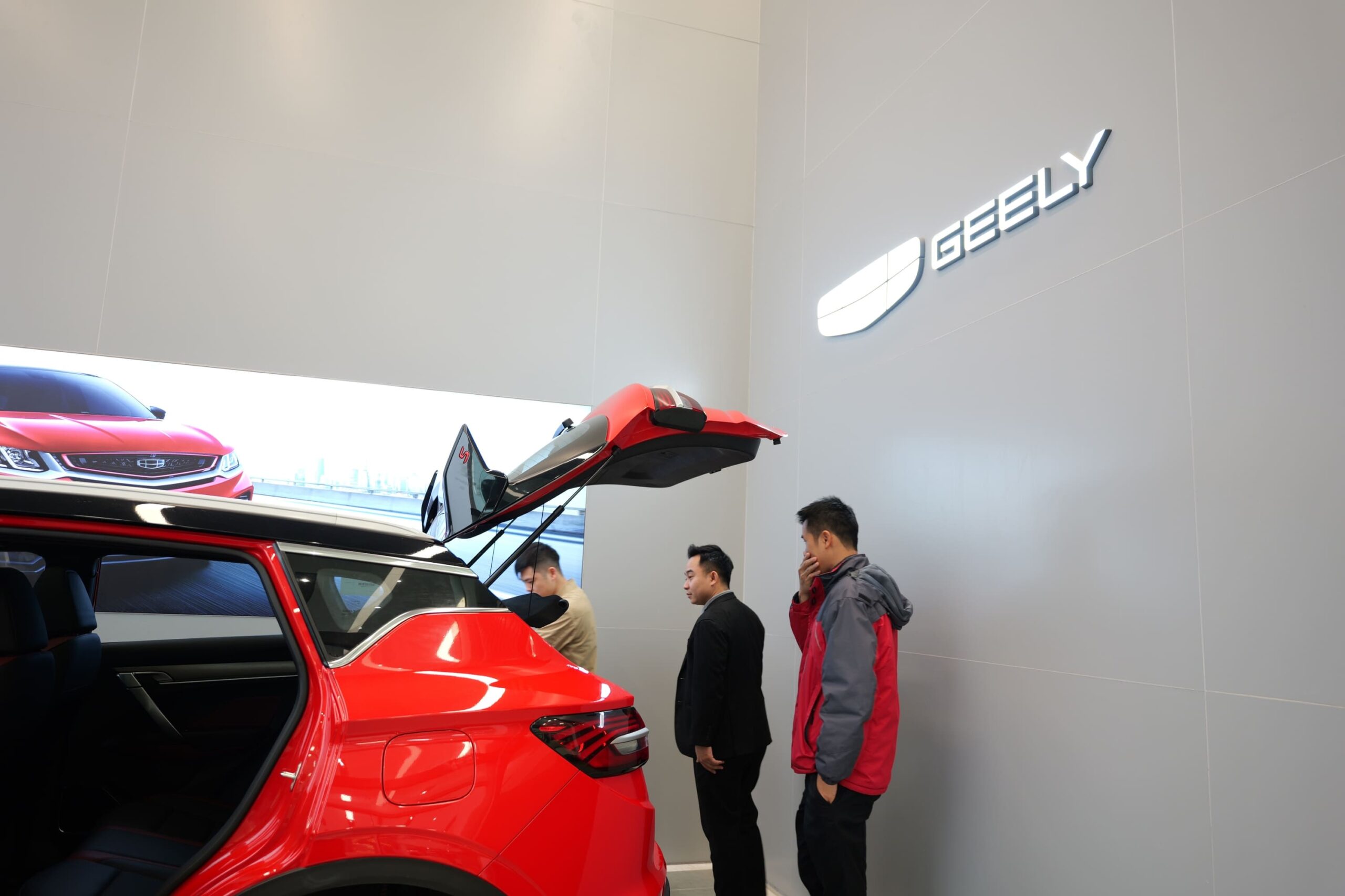 Đội ngũ Geely Bình Thuận hỗ trợ khách hàng nhiệt tình